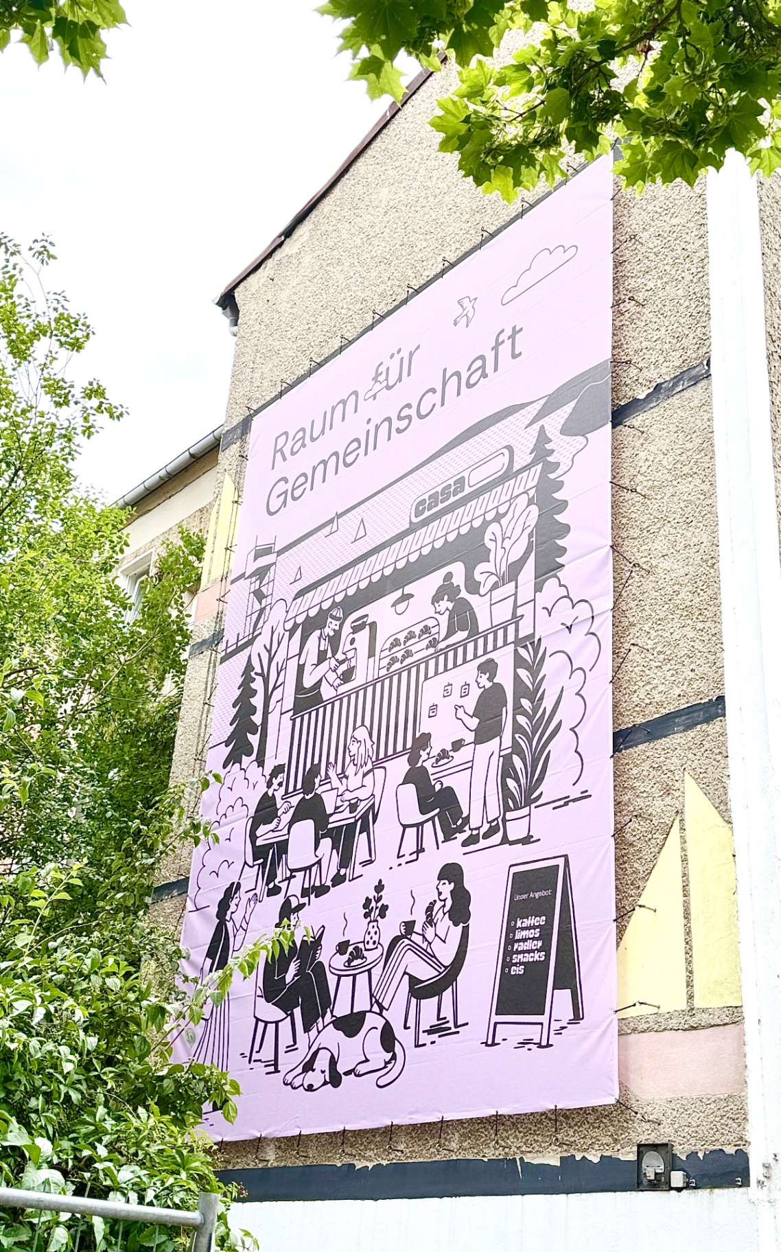 Raum für Gemeinschaft Banner an der Hausfassade
