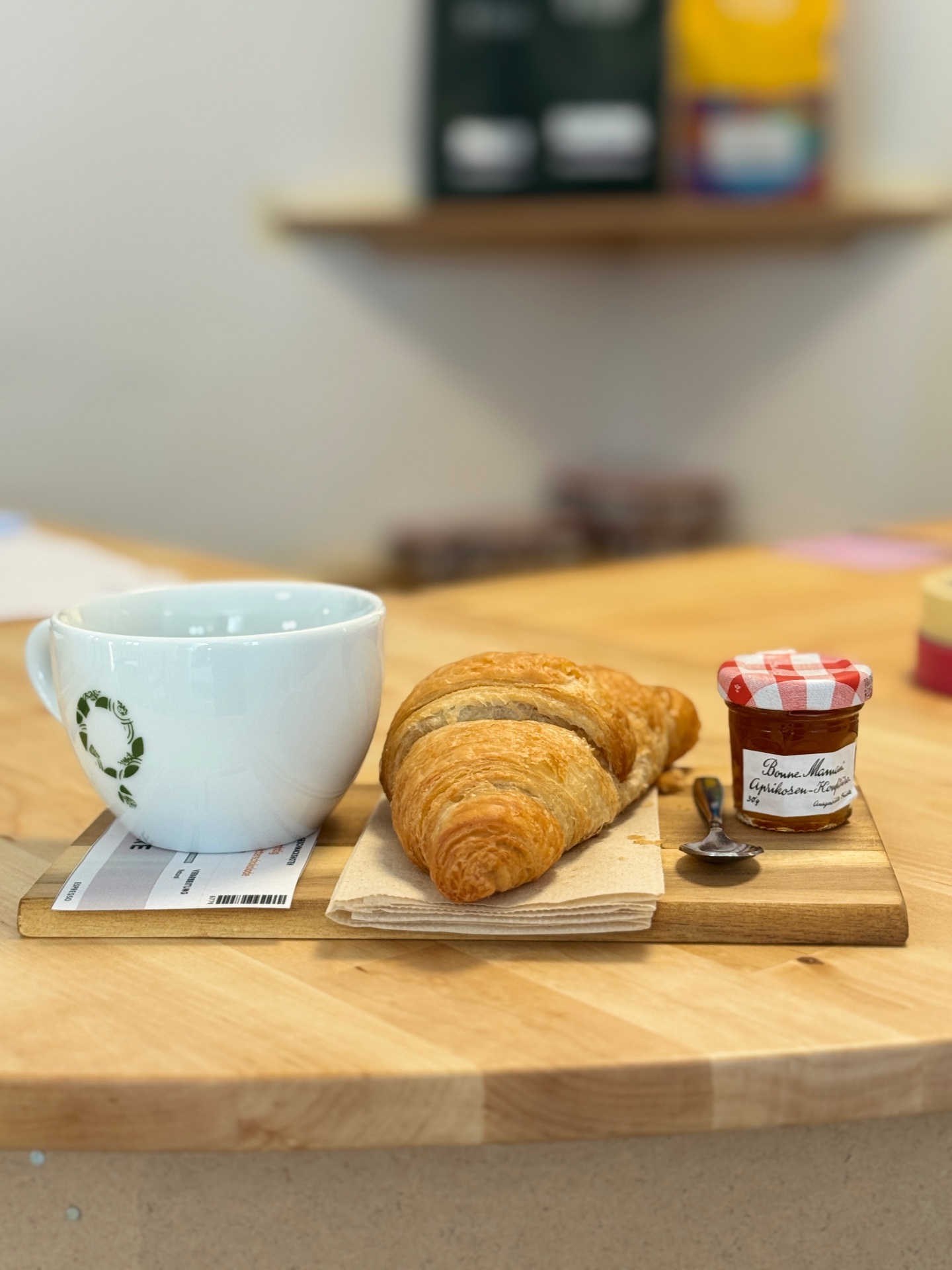 Croissant mit Kaffee und Marmelade im CASA C