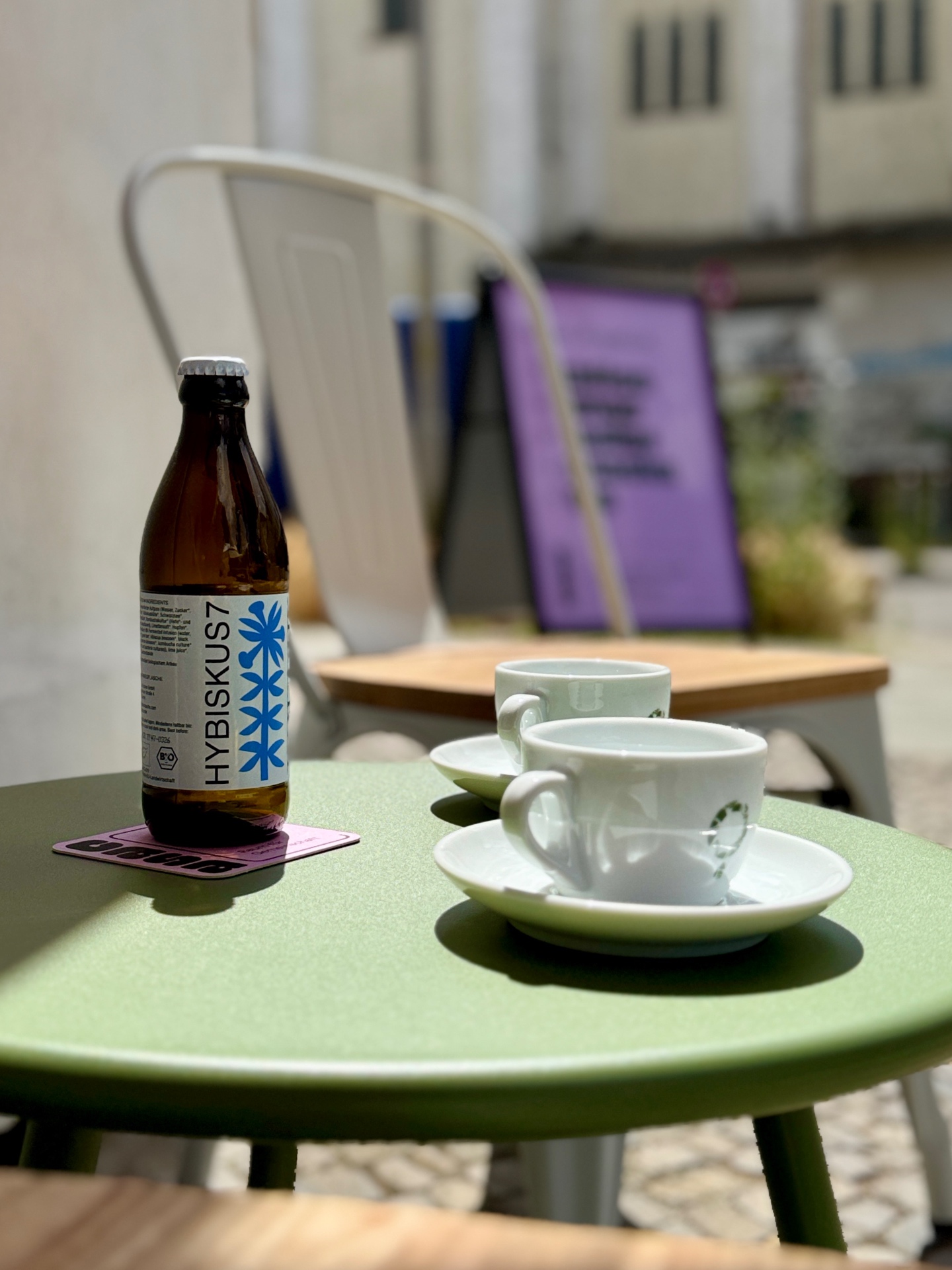 Getränke auf sonniger Terrasse am CASA C